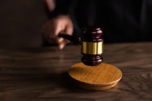 O besimtarë! Frikësojuni Allahut dhe bëhuni me ata që janë të sinqertë