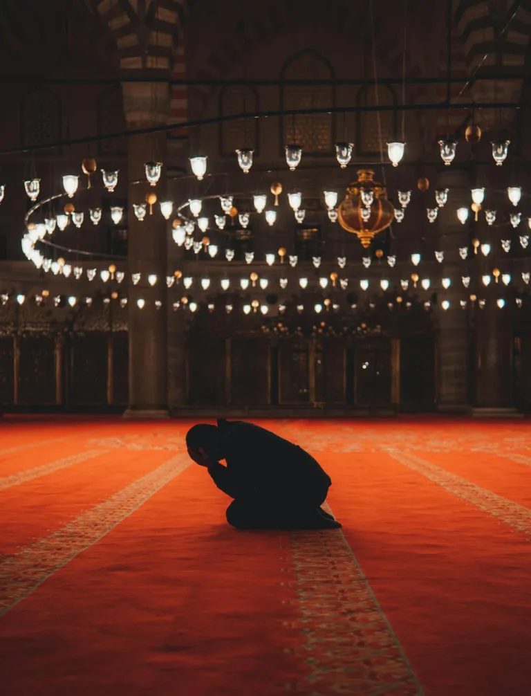 Namazi i njeriut me xhemat është njëzet e ca shkallë më i vlefshëm